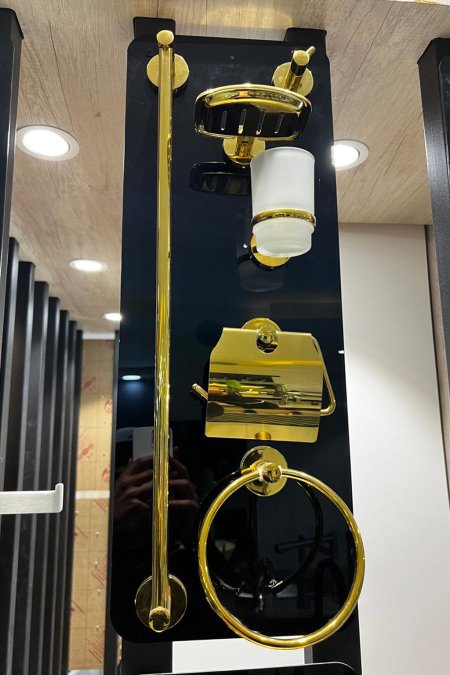 طقم إكسسوارات حمّام جداري ذهبي